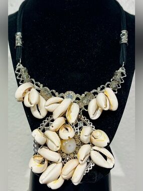 Vintage Shell Pendant Statement Necklace in Cream and White